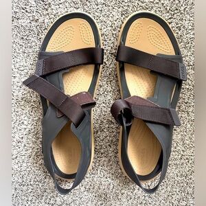 CROCS MEN'S SWIFTWATER EXPEDITION SANDAL, tan & brown SIZE 11